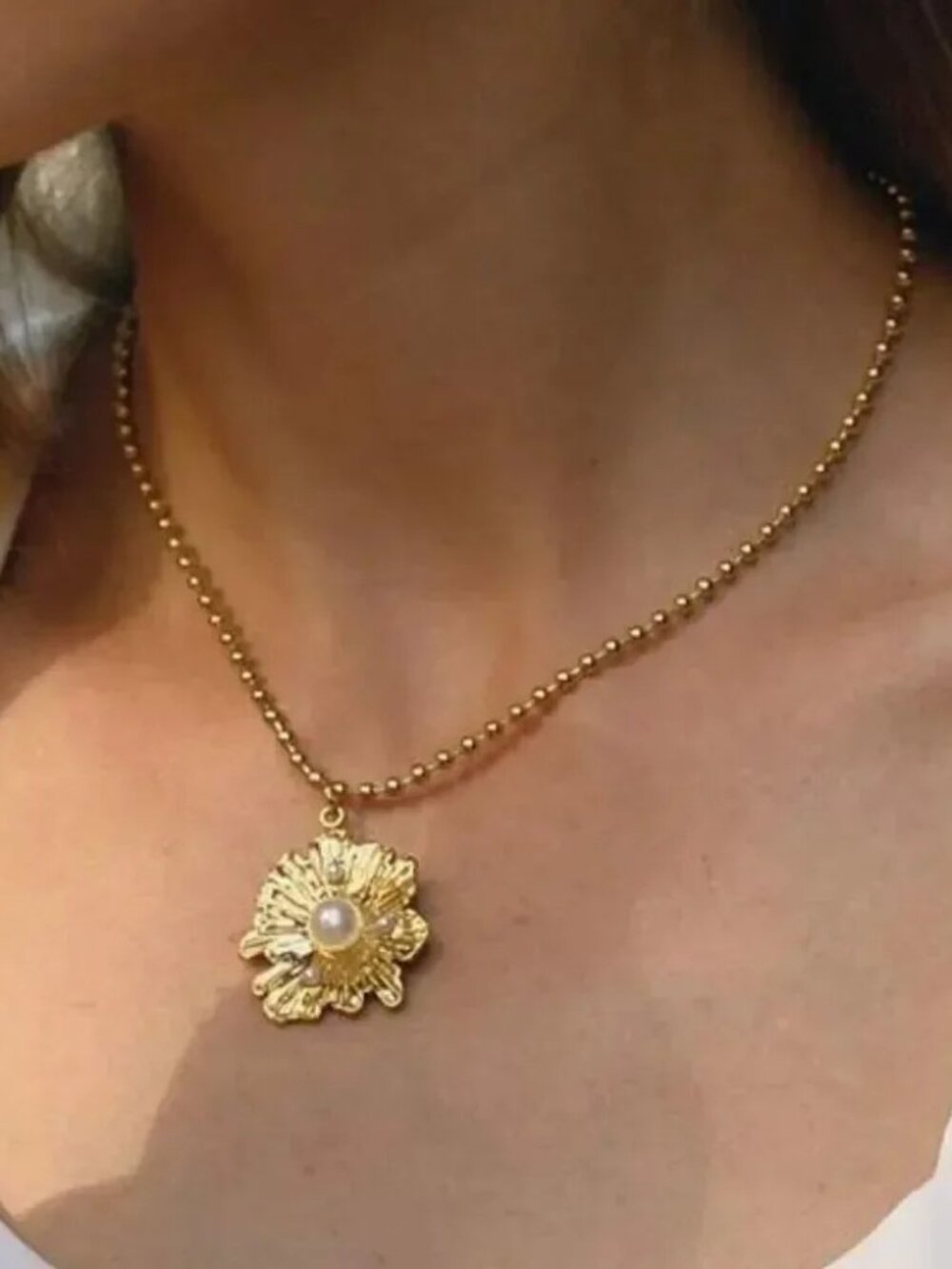 Gold Floral Pendant Necklace Q610